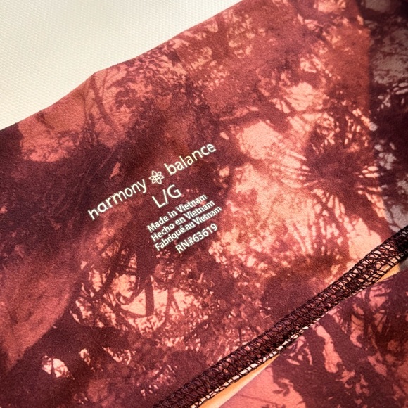 Harmony And Balance Leggings Size L Cropped Maroon Red Print Of Mysterious Woods - Picture 2 of 8